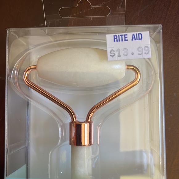 NWT White Jade Facial Roller 🌸 Helps Reduce the Appearance of Dark Circles - Picture 5 of 5